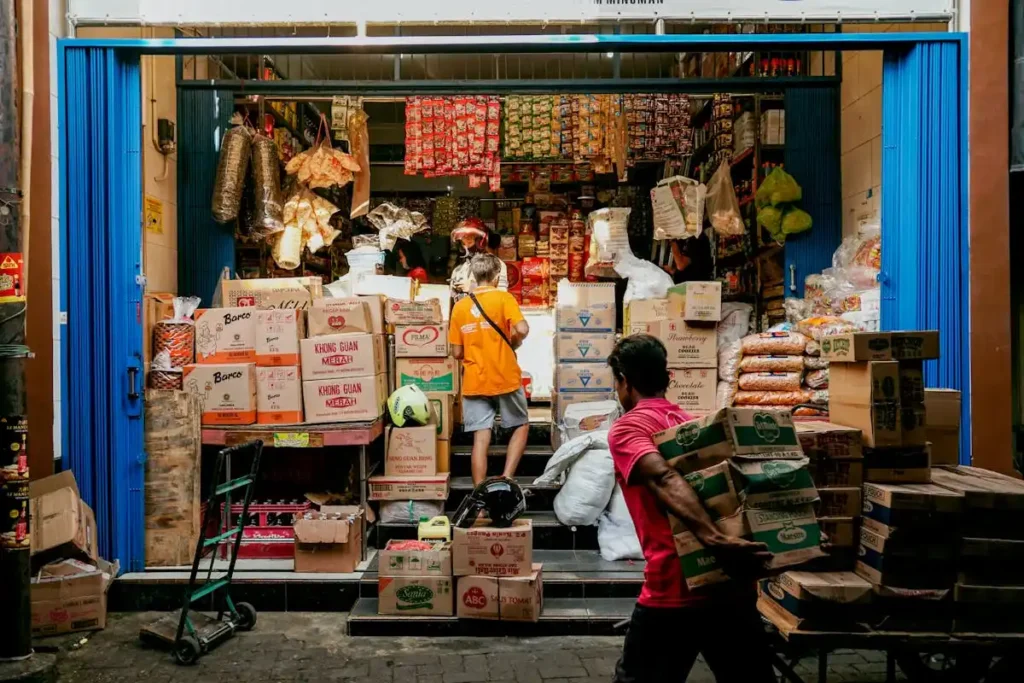 Aktivitas jual beli di toko kelontong kecil sebagai contoh usaha mikro di Indonesia